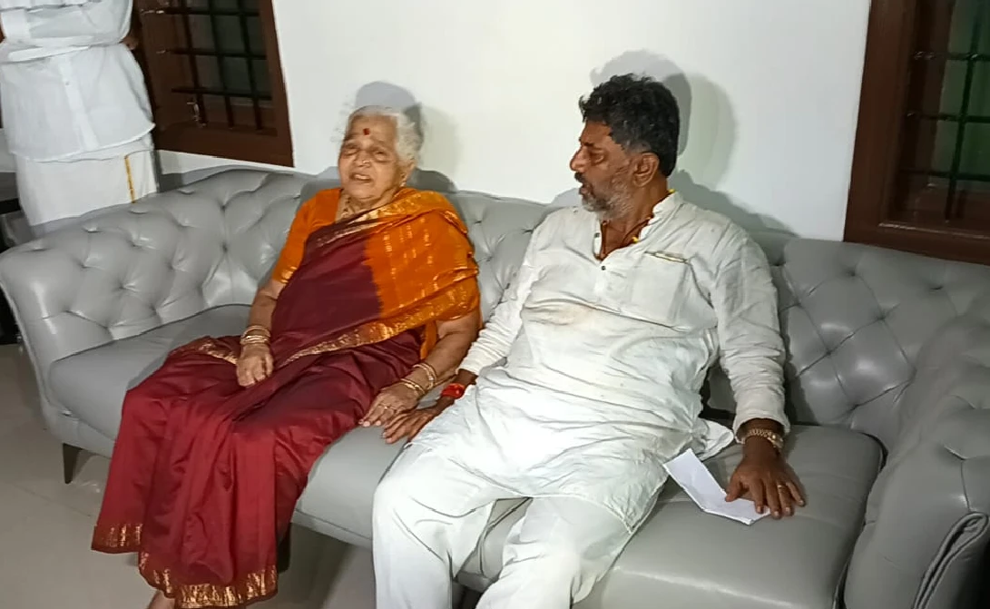 DK Shivakumar with mother gowramma