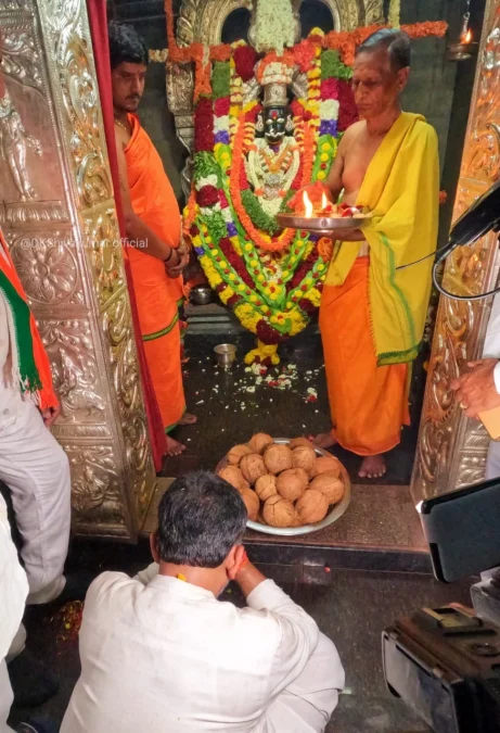 DK Shivakumar in kabbalamma temple