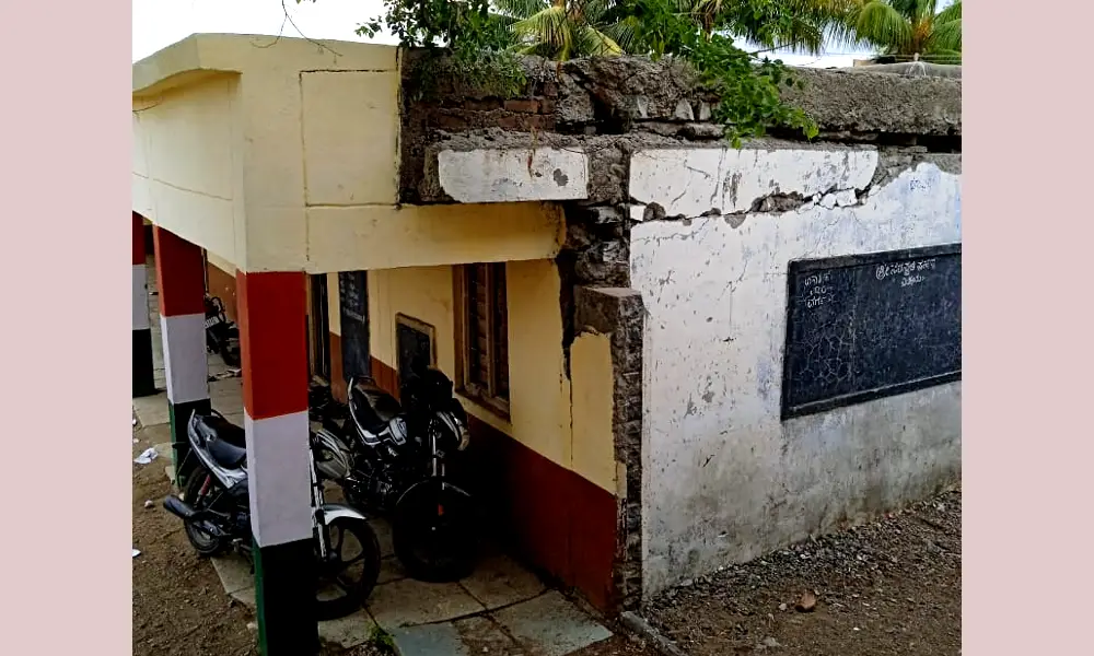 Kachapur Government school rooms in collapsing condition at kalaburagi