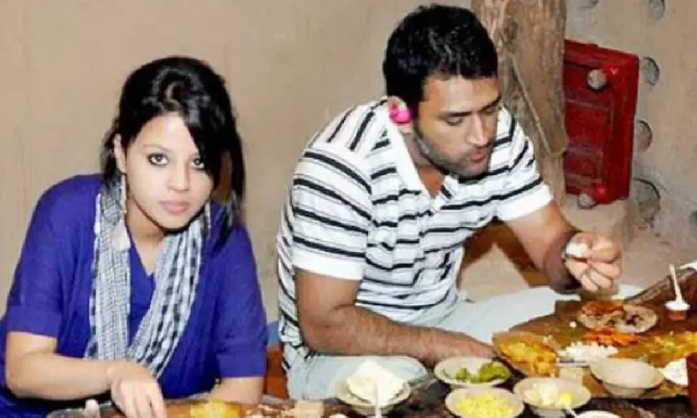 MS Dhoni relishes delicious dishes with his wife Sakshi
