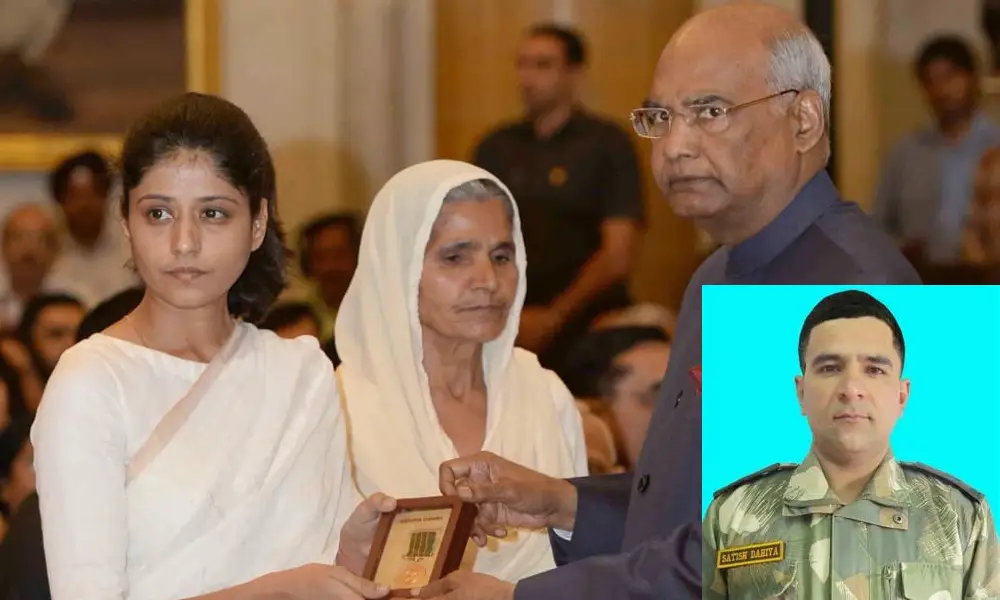 Major sathish Dahia family recieving Shourya chakra award