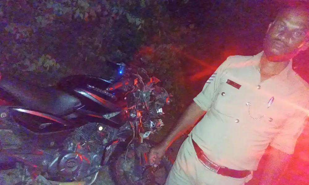 Two coconut trading youth died in accident near Mandya