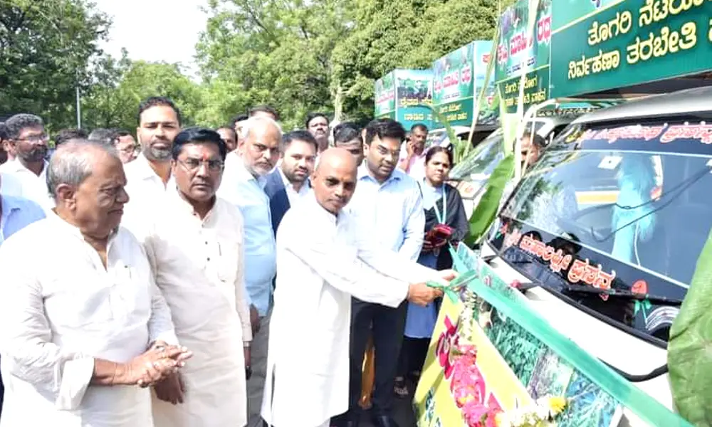 Minister Dr Sharanprakash Patil drives Agricultural Information Chariot in Kalaburagi