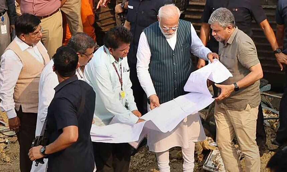 PM Narendra Modi at site of rail accident