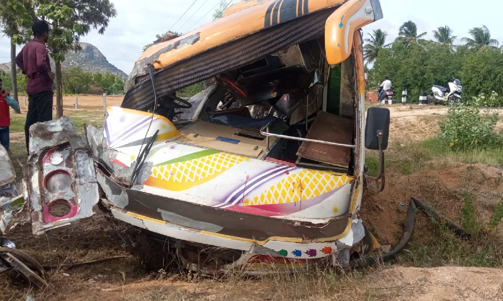 mini bus accident in tumkauru