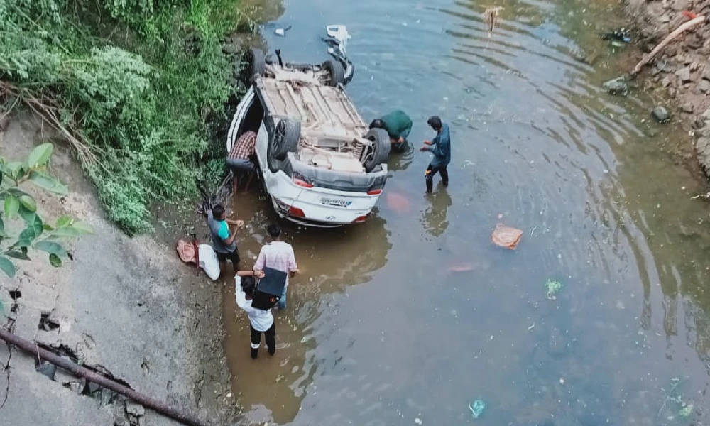 car fall in mandya