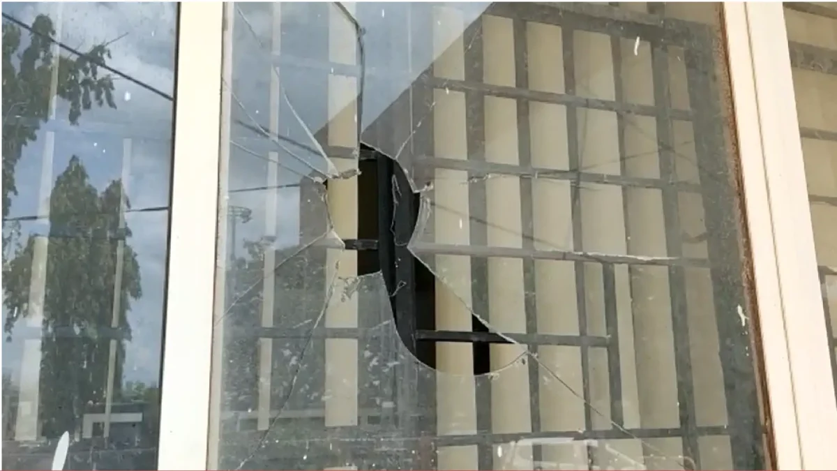BJP protestors broke window glass at Mescom office in Shivamogga