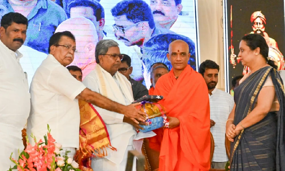 Nirmalanandanatha Swamiji felicitated
