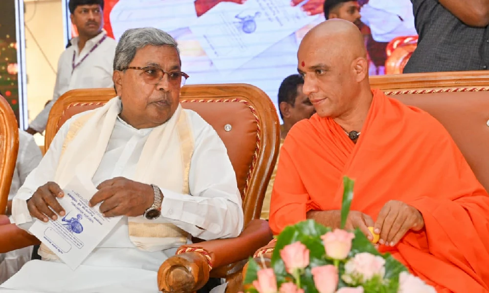 CM Siddaramaiah with Nirmalananda swamiji