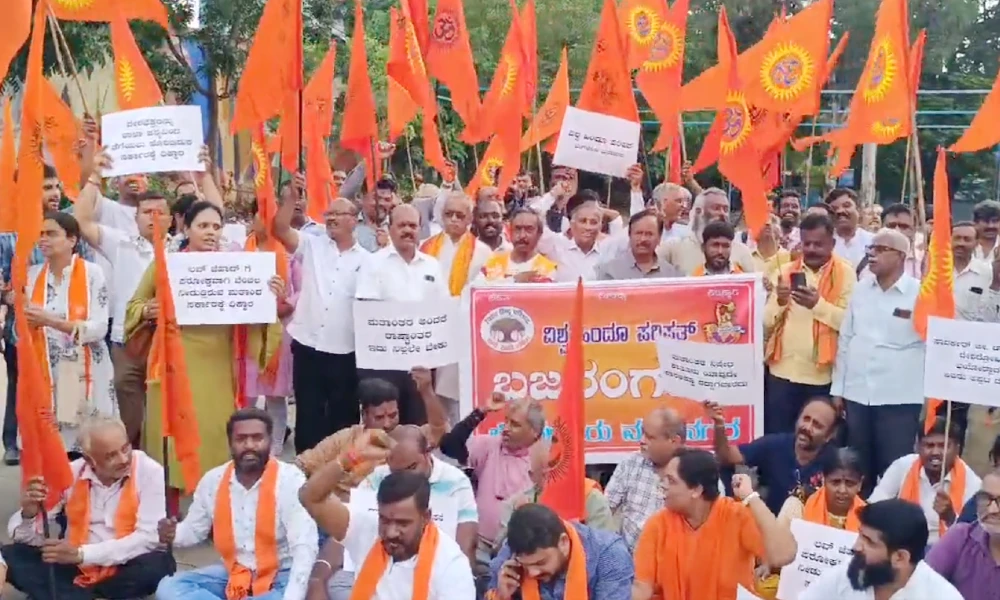 Hindu outfits protest in bangalore