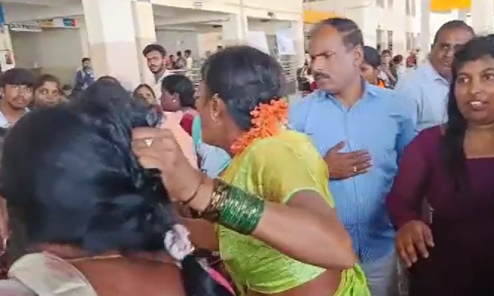 Woman who stole mangalya from bus handed over to police Video Viral