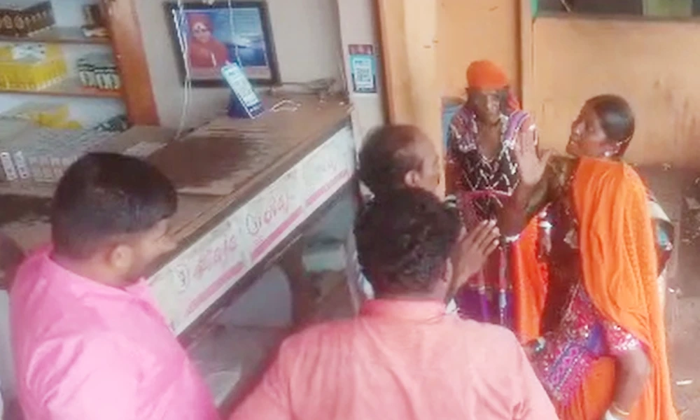 Video Viral Women thrash man for not giving them a bottle of alcohol