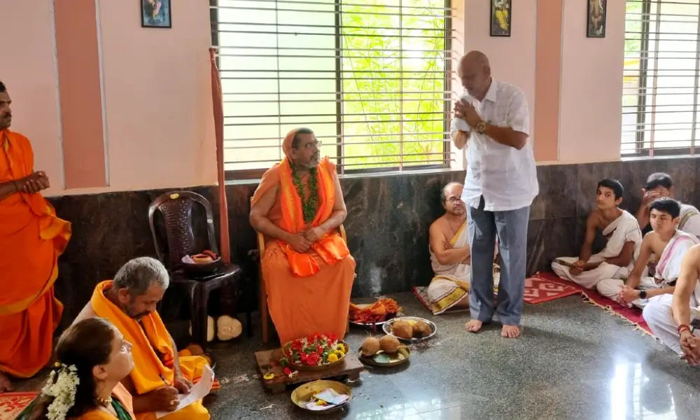 Yallapur MLA Shivaram Hebbara received the blessings of Sri Satchidananda Bharati Swamiji