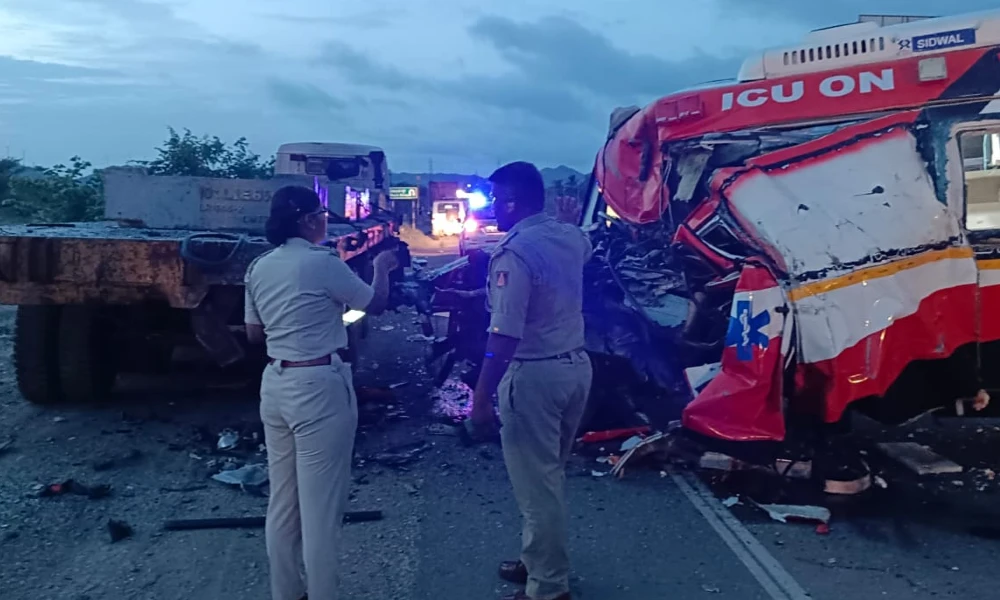 ambulance hit lorry three death
