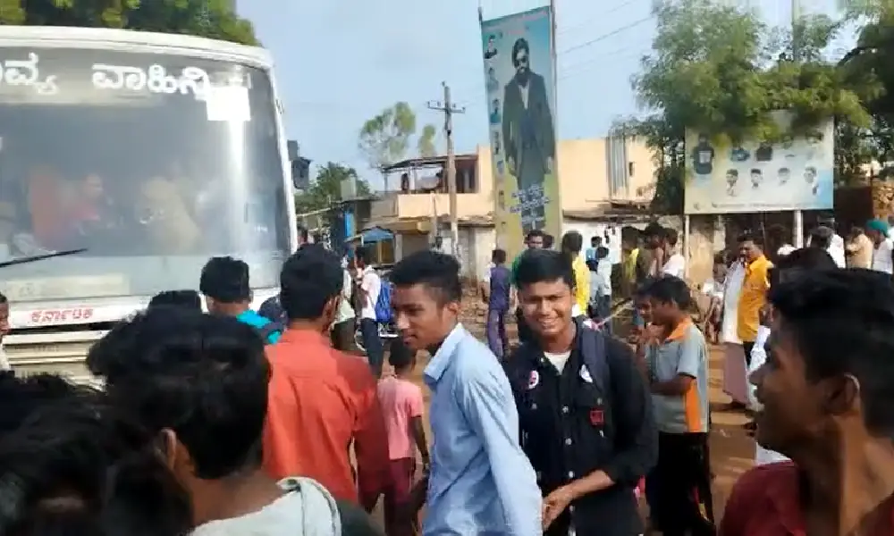 students protest againt govt in kerakalamatti