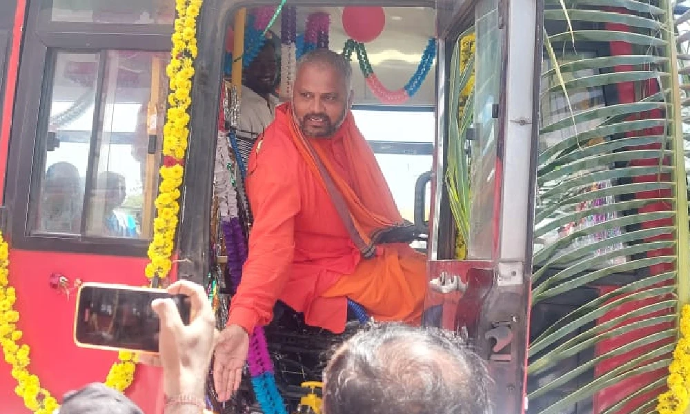 Kallinath Swamiji of Digambareswara Mutt in kolhar
