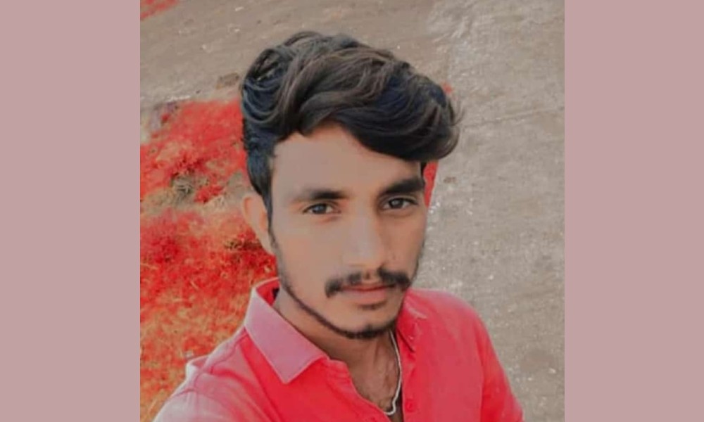 young man Balaram Reddy suicide at Kampli