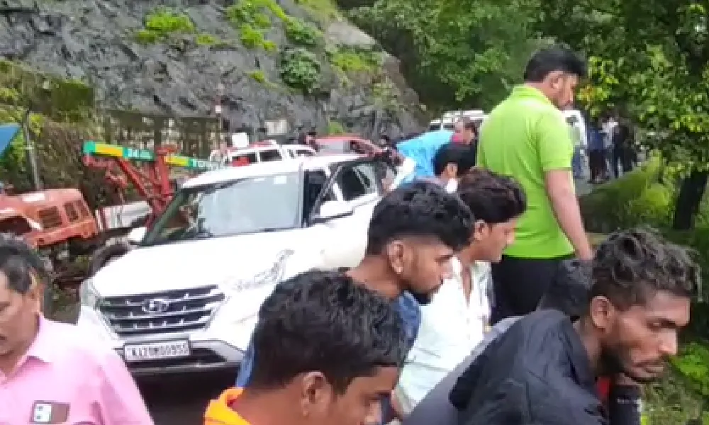 Agumbe Ghat accident and traffic jam