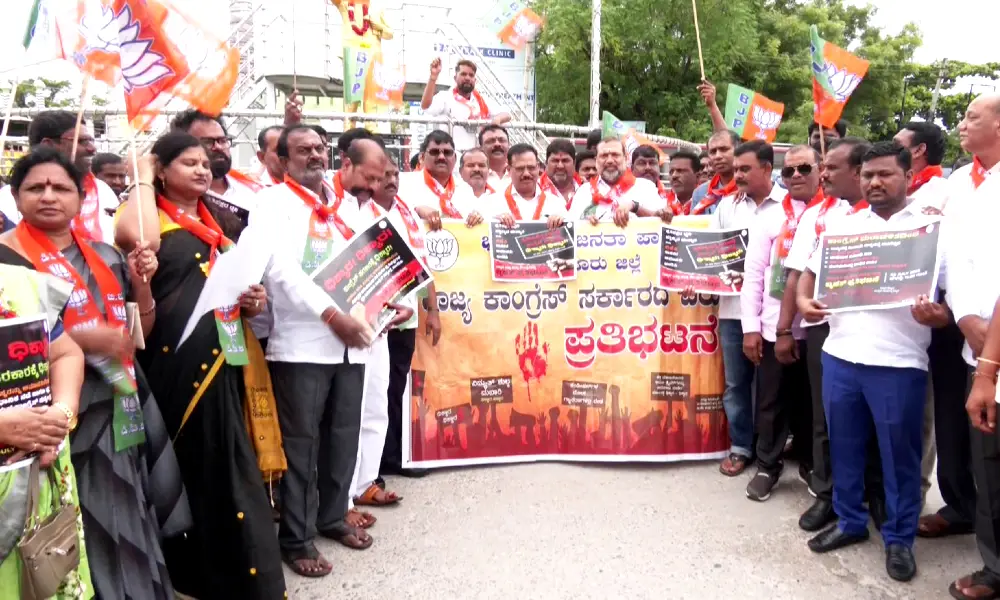 BJP protests against suspension of ten MLAs from assembly proceedings at Raichur