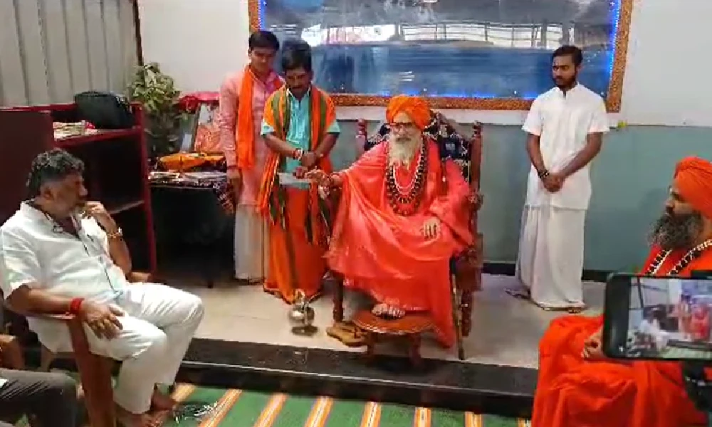 DK Shivakumar meets Kedarnath Shri 