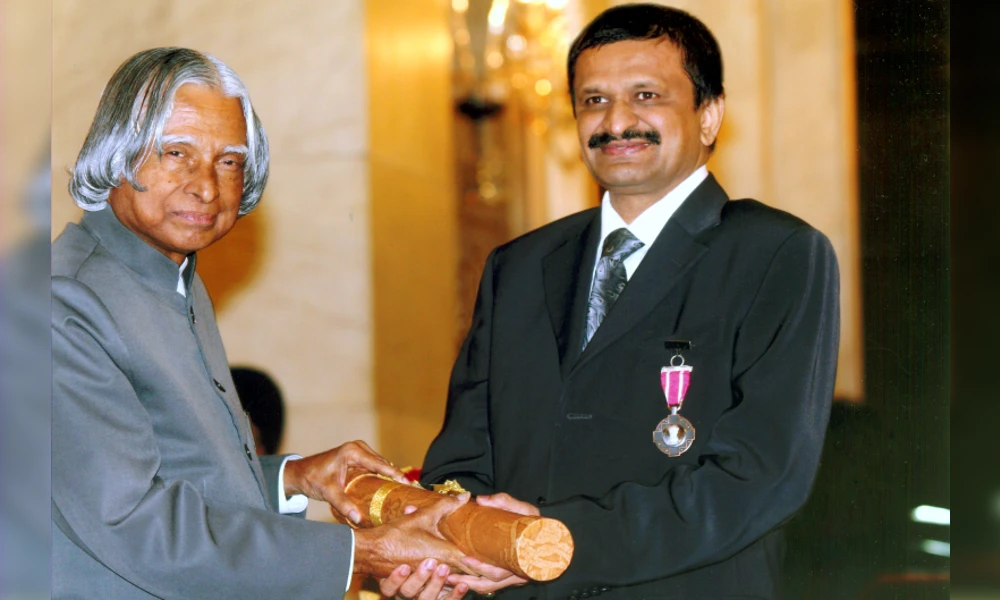 DR CN Manjunath receiving Padmashree award from apj abdul kalam