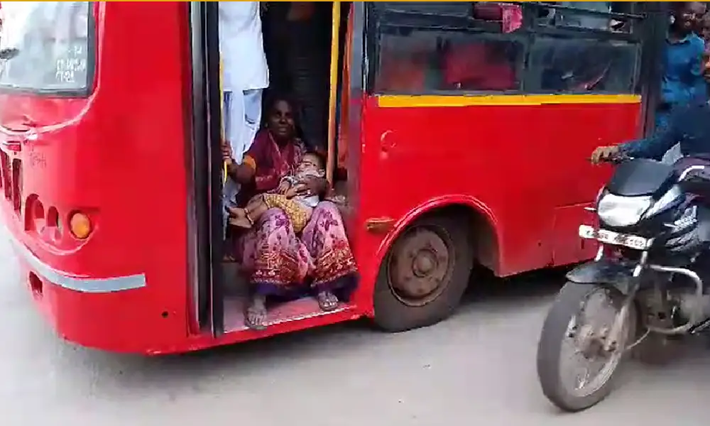  Woman travels by sitting in door of bus Dangerous travel