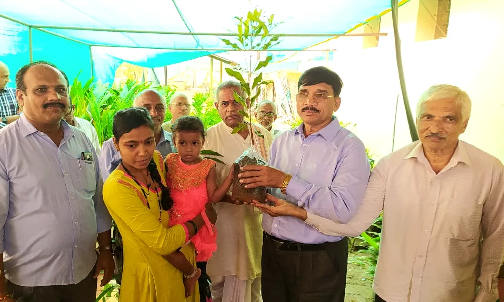 Distributed the saplings at the Sasya Santhe program for the public held at Shirasi