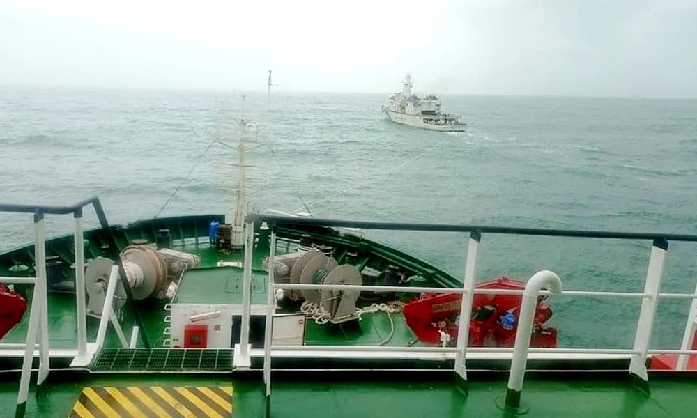 Engine failure Rescue of 36 people from the ship stuck in the sea