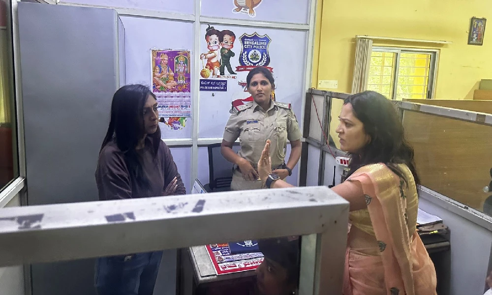 Vanshika Anjani kashyapa mother at police station