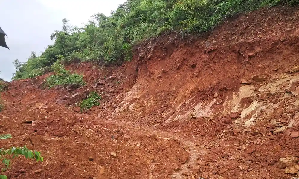 Land slide in Karwar post chandiya 