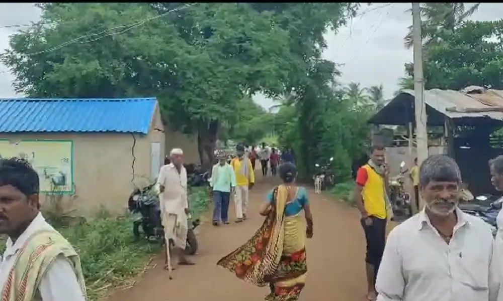 Way to Banahatti temple