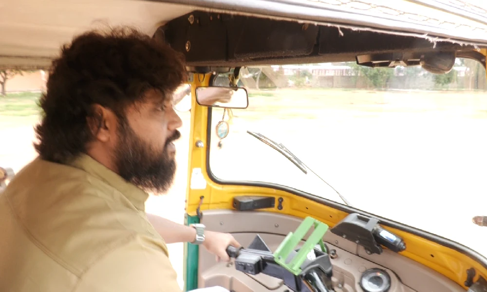 Pradeep Eshwar Driving auto in chikkaballapura