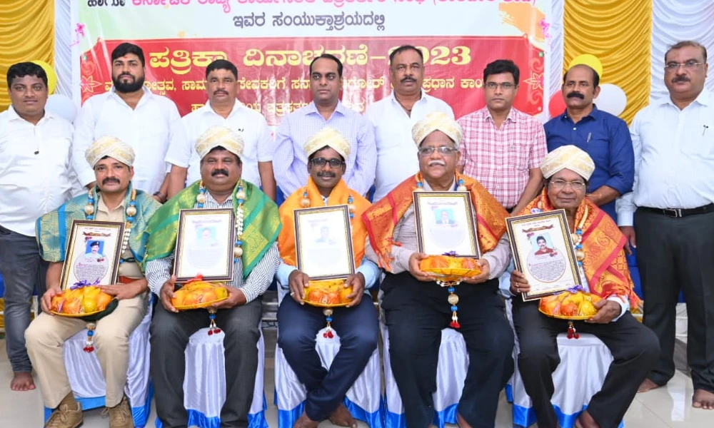 Felicitation to social workers at press day in karwar
