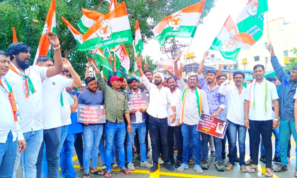 Protest by District Youth Congress against Central Government at Shivamogga