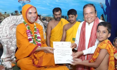 Raghaveshwara Bharti Swamiji Distribute Scholarships in Chaturmasya