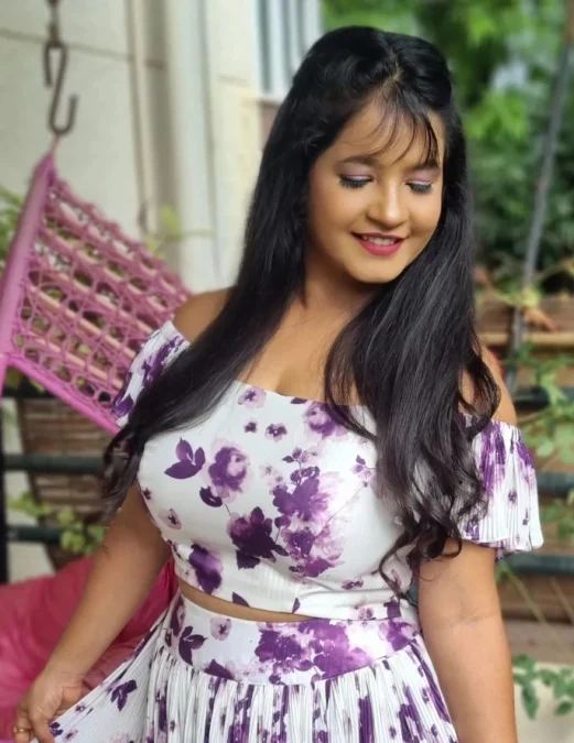 Shubha Poonja cute pic in midi skirt