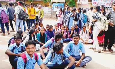 Sudden protest by students demanding adequate bus facility at Kanakagiri