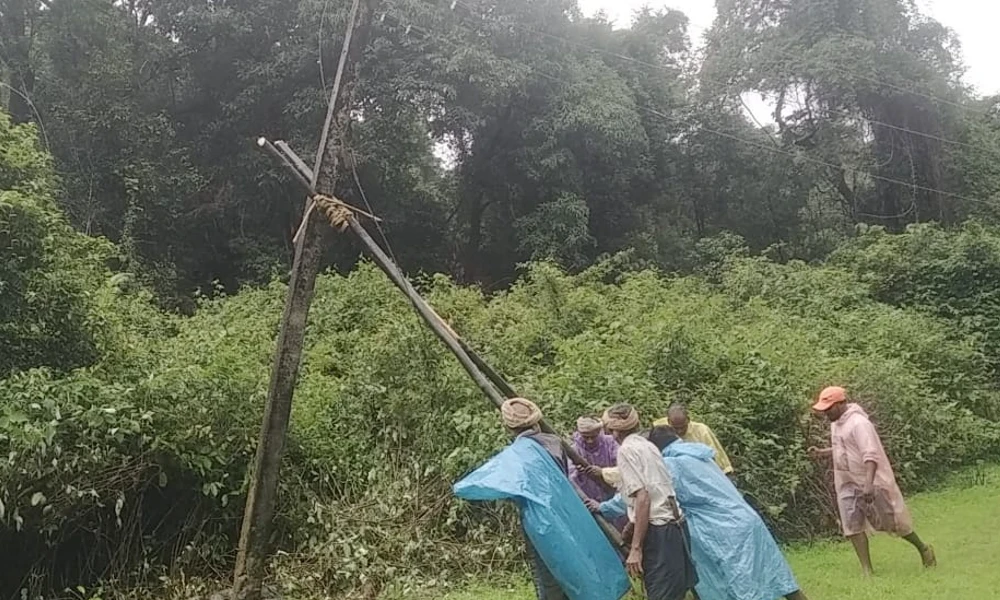 Electricity pole collapses in Khanapur taluk
