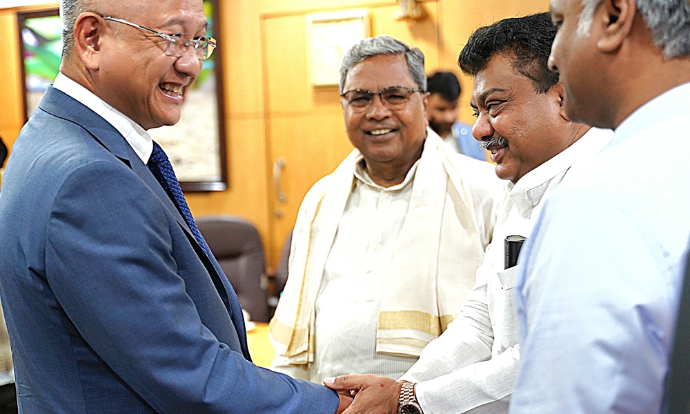 foxconn delegations meets CM Siddaramaiah