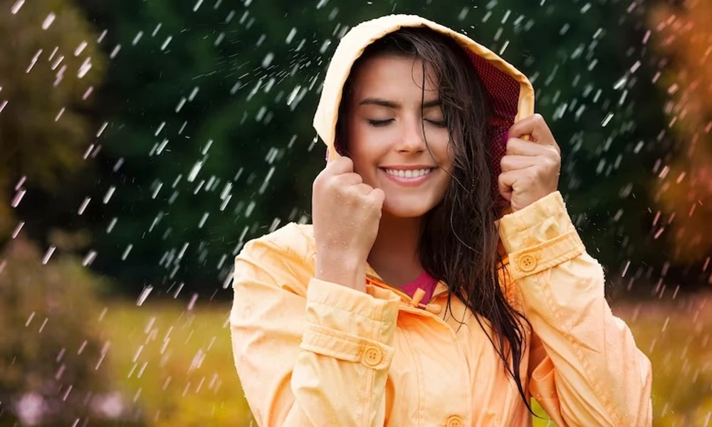 karantaka Rain Alert and women in rain