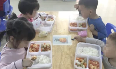 kindergarten kids Eating