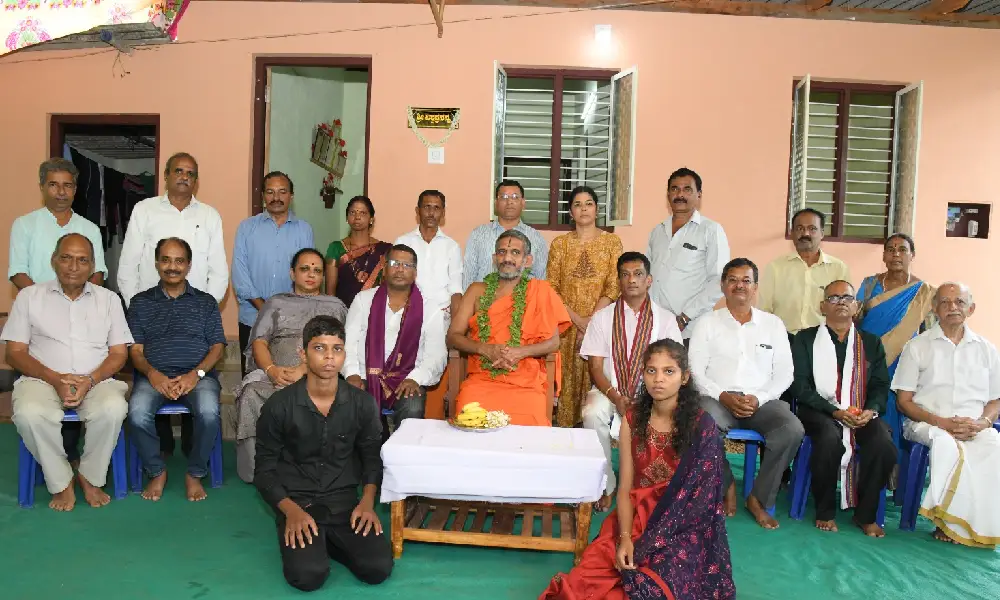 Pejavara seer handing over house to the family