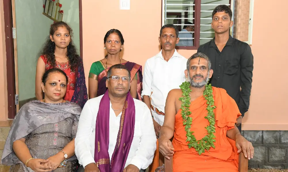Pejavara seer handing over house to the family