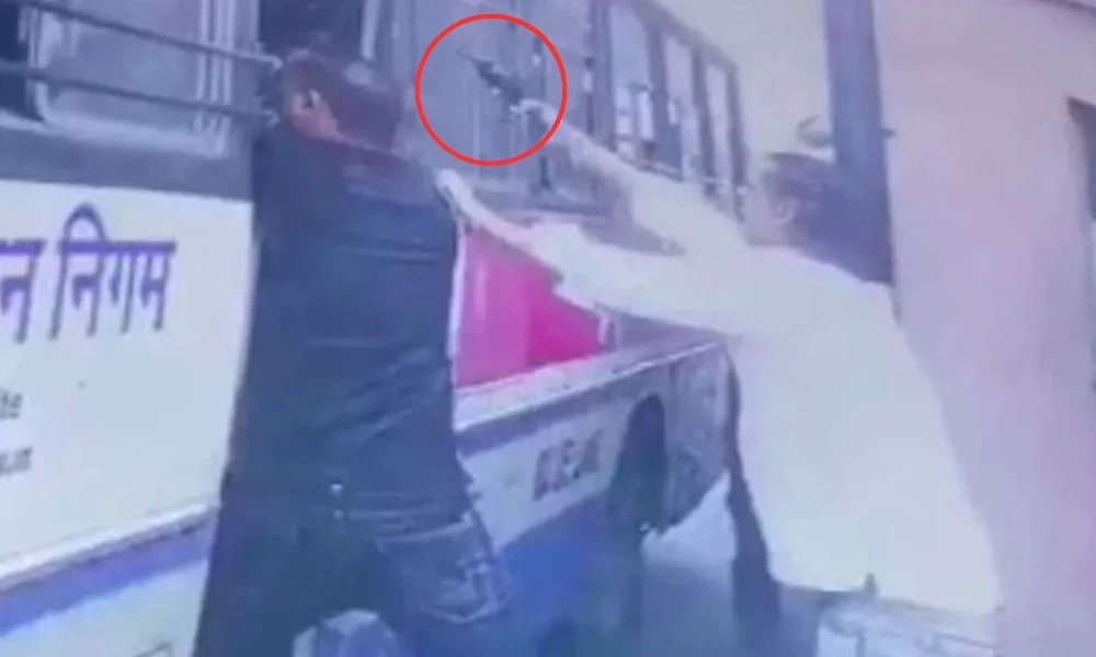 8 people shoots in bus