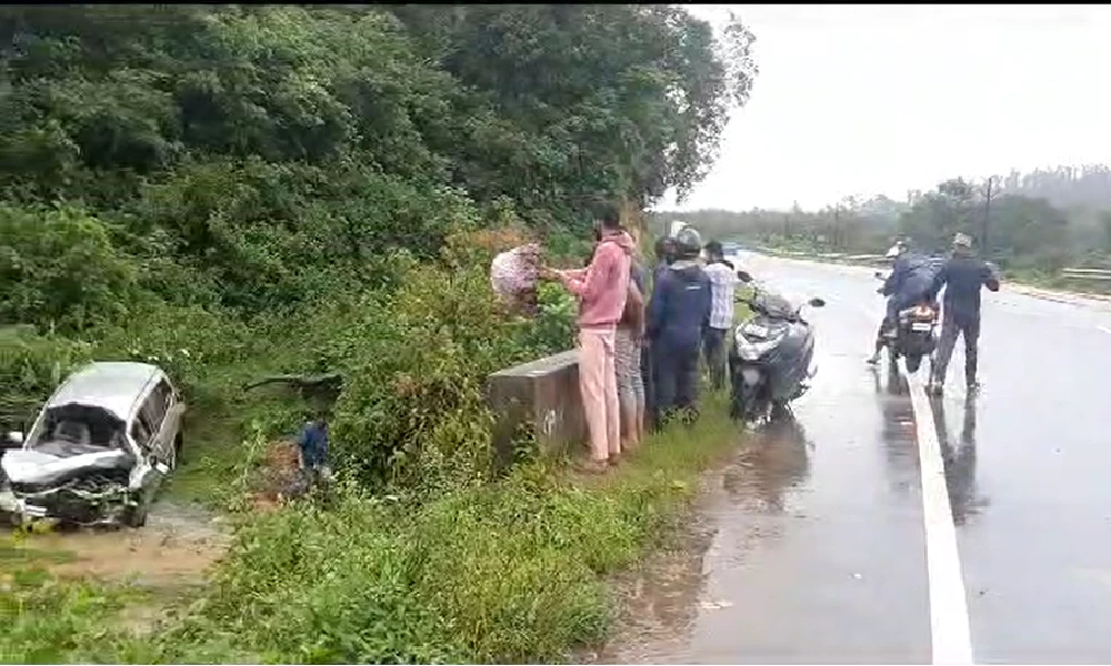 Heavy Rain Effect car accident in chikmagalur