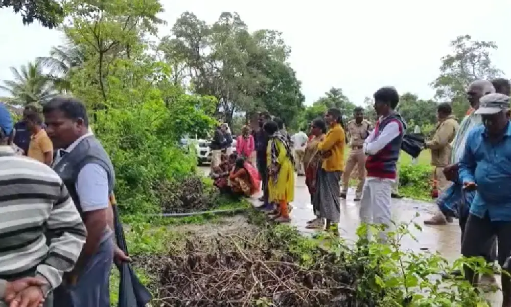 Rain News Farmers protest in front of women body