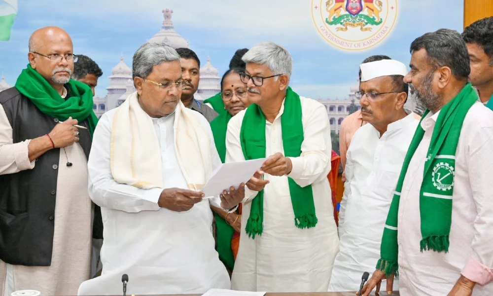 Farmers submit memorandum to CM Siddaramaiah