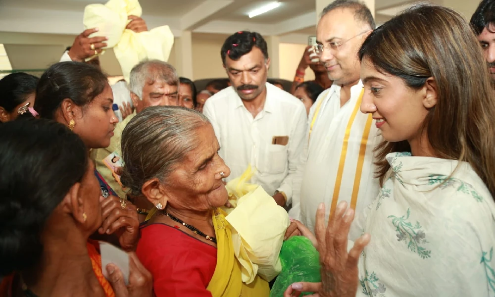 Dinesh gundurao daughter Ananya Dinesh Gundu rao in Gandhinagara Anganawadi and talk to old women