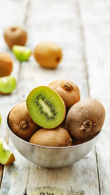 High in Antioxidants Kiwi Fruit Benefits In addition to vitamin C, kiwi fruit contains other antioxidants like vitamin E and polyphenols, which help protect cells from oxidative stress and may reduce the risk of chronic diseases.