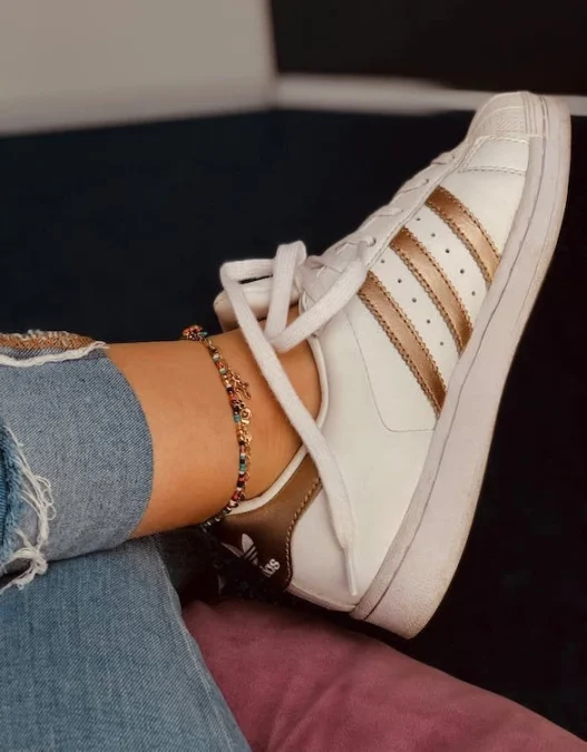 Leg anklets of picture-perfect design